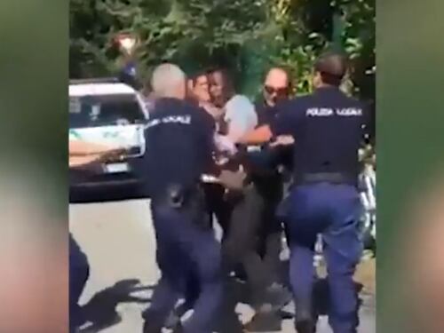 Milano, vigili cercando di bloccare straniero, un passante li contesta