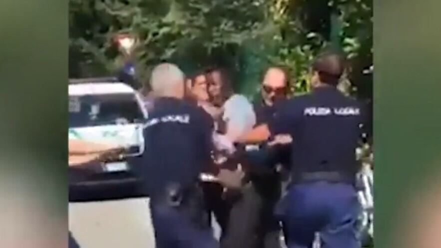 Milano, vigili cercando di bloccare straniero, un passante li contesta