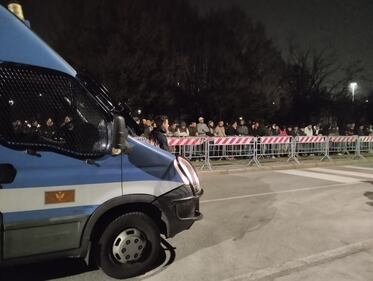 File interminabili di richiedenti asilo davanti alla Questura di via Cagni a Milano 5