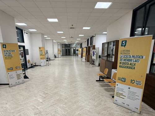 Referendum, in tribunale a Reggio Calabria i cartelloni per il “No”. Gasparri: "Immagini raccapriccianti"