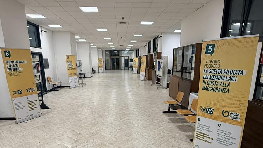 Referendum, in tribunale a Reggio Calabria i cartelloni per il “No”. Gasparri: "Immagini raccapriccianti"