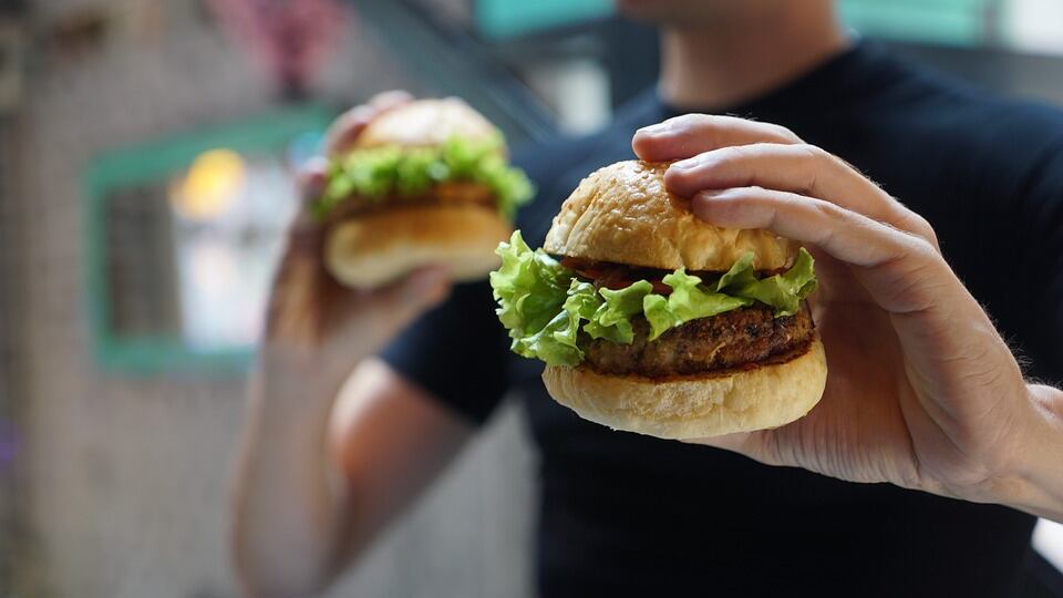 Ecco perché mangiare di notte è una cattiva abitudine