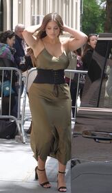 Ashley Graham, seno hot in primo piano 16