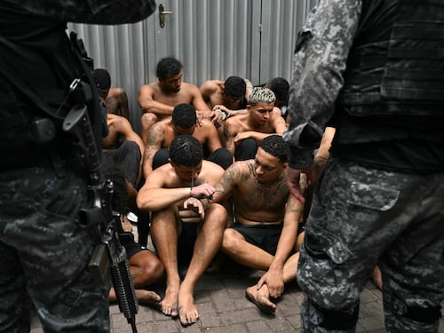 Rio de Janeiro, assedio alle favelas: strage nella caccia al Comando Vermelho