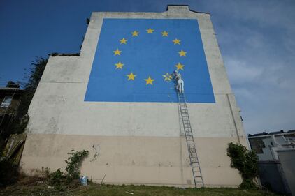 La nuova opera di Banksy contro la Brexit 12