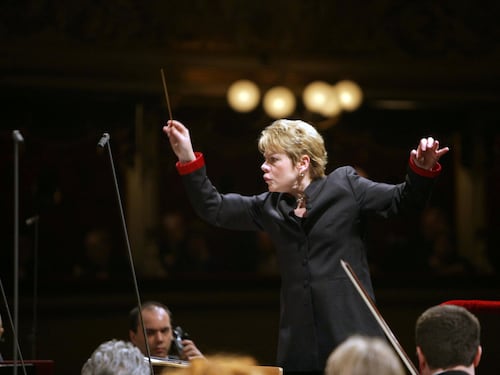 Marin Alsop, la “bacchetta” prima osteggiata poi osannata