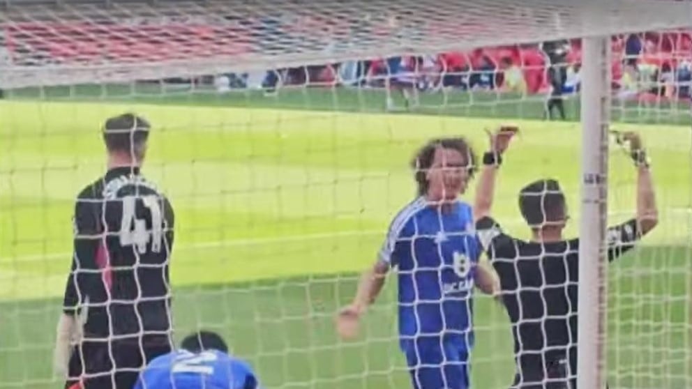 Lo scontro col palo, l'operazione d'urgenza e il coma: paura in campo per il calciatore