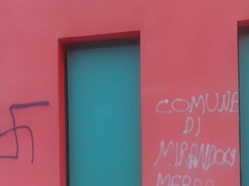 Bandiera israeliana rubata, poi svastiche e scritte pro Hamas: i vandali attaccano Israele
