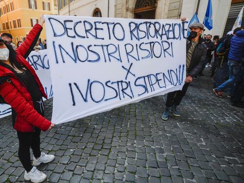 Regioni in pressing per negozi e teatri. Pubblico allo stadio, l'ok per gli Europei