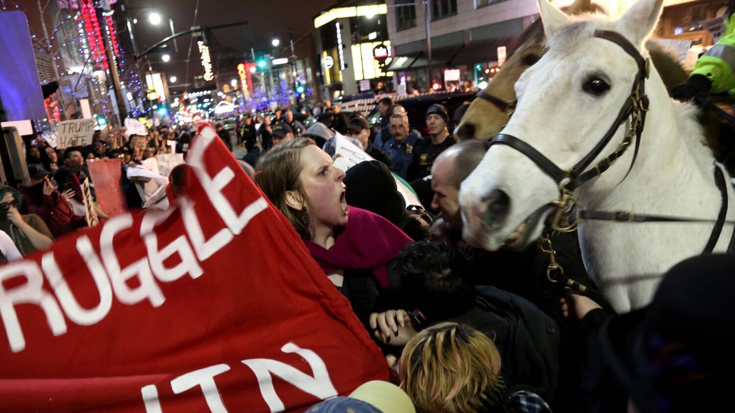 Scontri, feriti e aggressioni. Trump rinuncia a Chicago