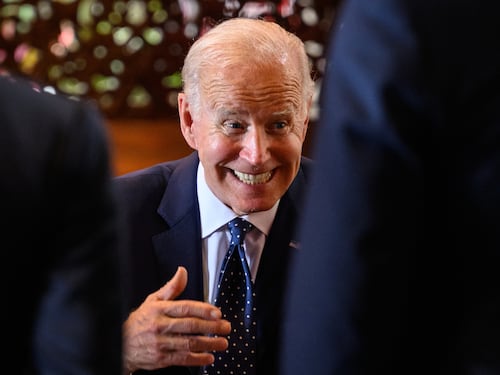 "La gente non è pronta": la strana storia del mago dietro alla voce fake di Biden