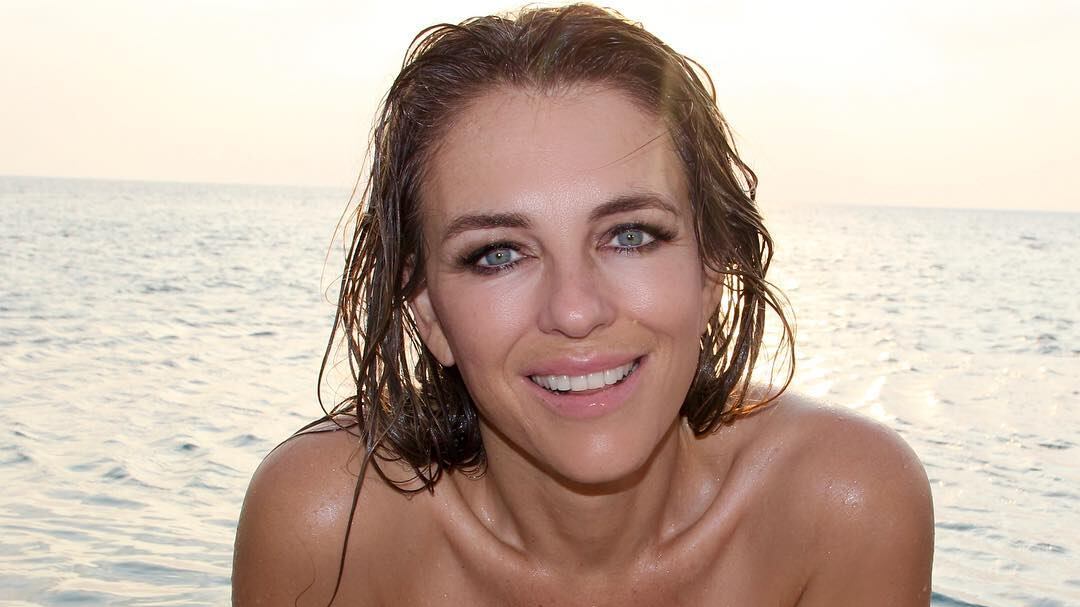 Elizabeth Hurley fa impazzire Instagram in bikini a 53 anni
