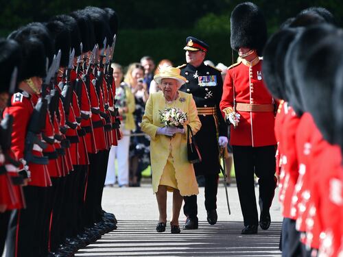 La regina Elisabetta ha rifiutato l'operazione al ginocchio