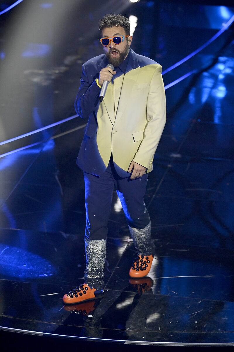 Sanremo 2024: ecco il look della seconda serata del Festival di Dargen D'Amico 5