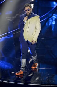 Sanremo 2024: ecco il look della seconda serata del Festival di Dargen D'Amico 5