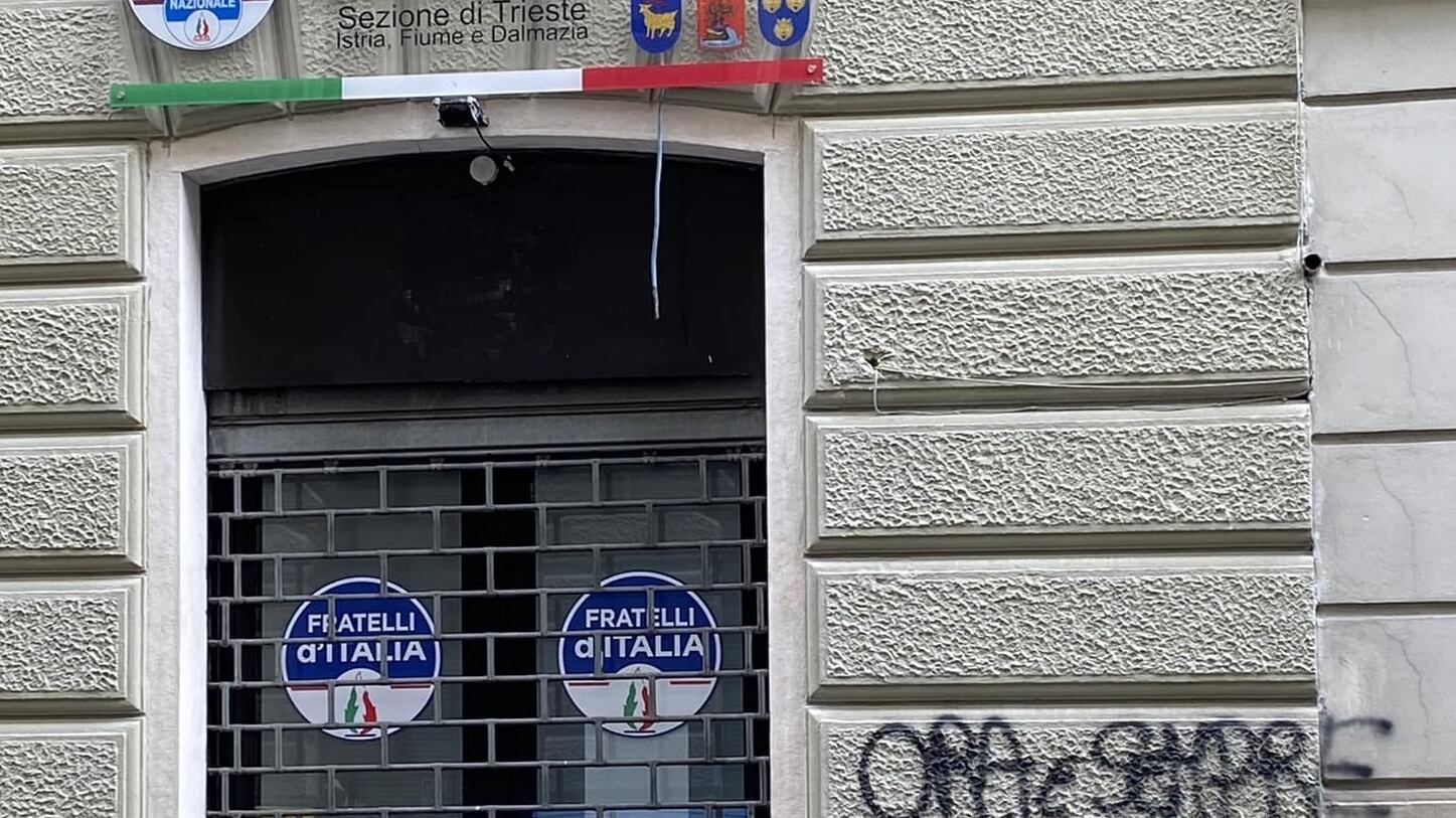 "Fasci appesi". A Trieste l’odio rosso: imbrattata la sede di FdI