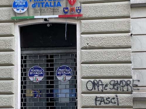 "Fasci appesi". A Trieste l’odio rosso: imbrattata la sede di FdI