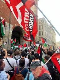 Milano, in piazza l'odio rosso contro Israele e il governo 7