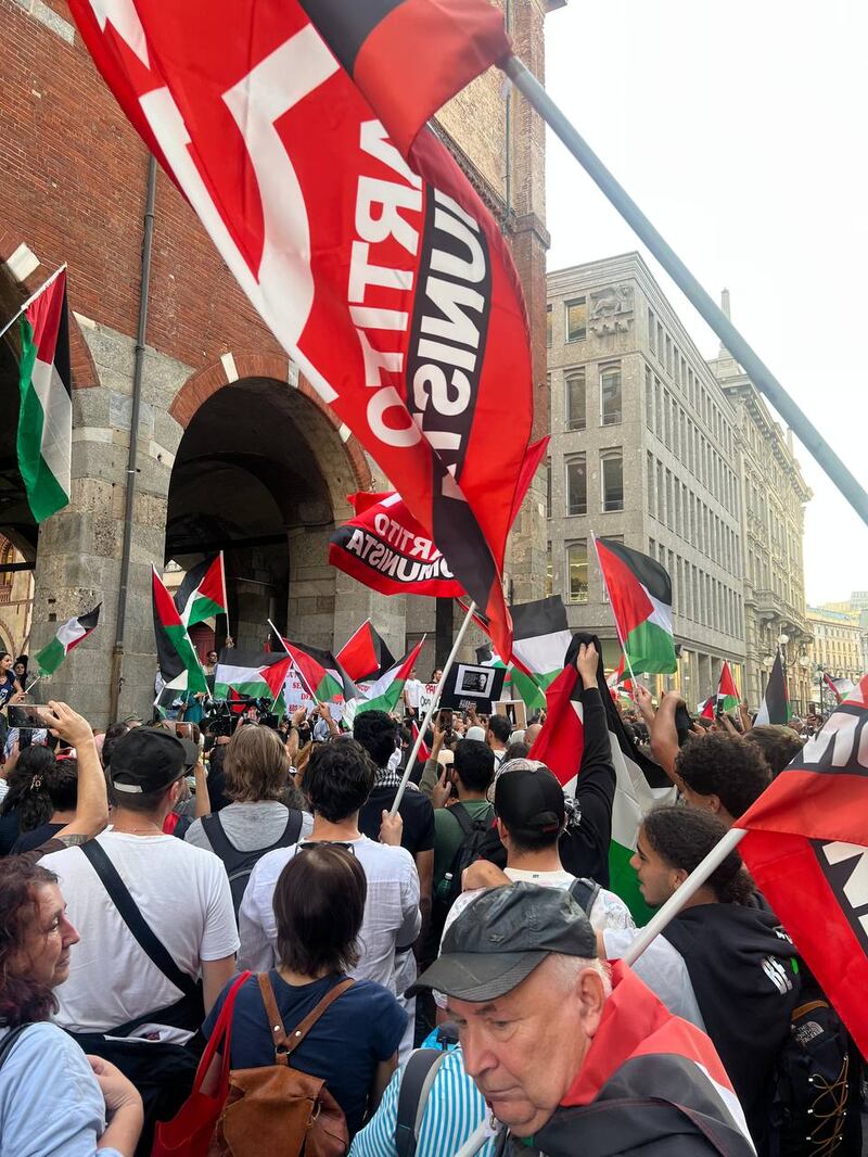 Milano, in piazza l'odio rosso contro Israele e il governo 7