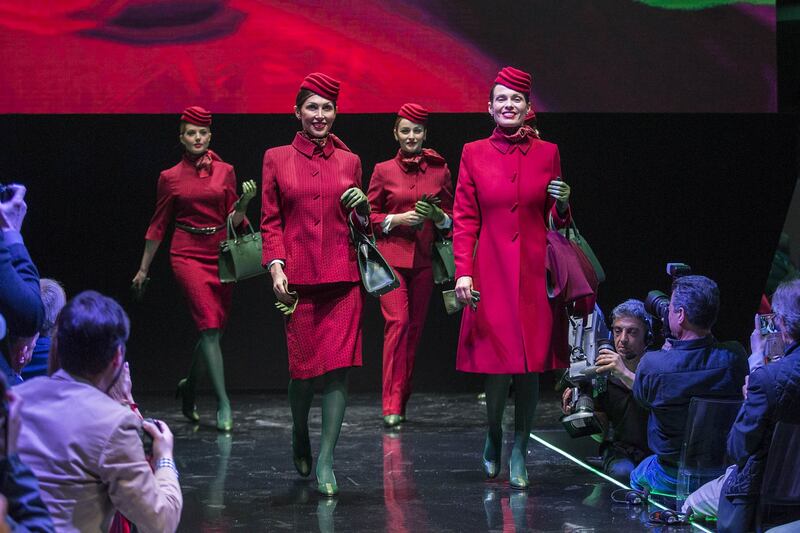 "Rosse come la Ferrari". Ecco le nuove divise Alitalia 2
