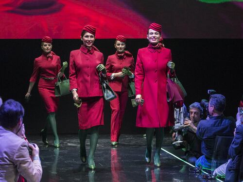 Rosse come la Ferrari. Ecco le nuove divise Alitalia