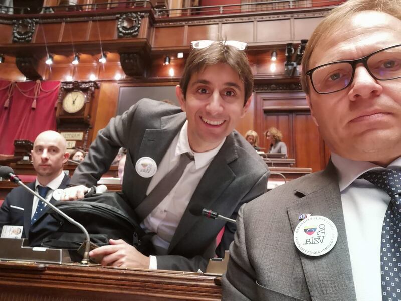 Deputati FdI in Aula con la spilla per il Venezuela 2