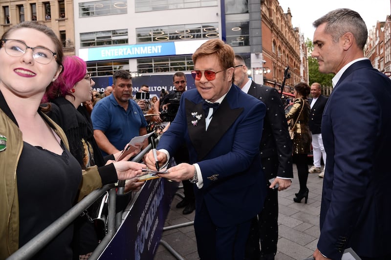 Elton John promuove "Rocket Man": foto 5