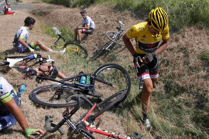 Brutta caduta al Tour de France, gara fermata 10