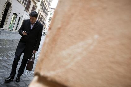 Renzi solo e pensoso verso la sede del Pd 1