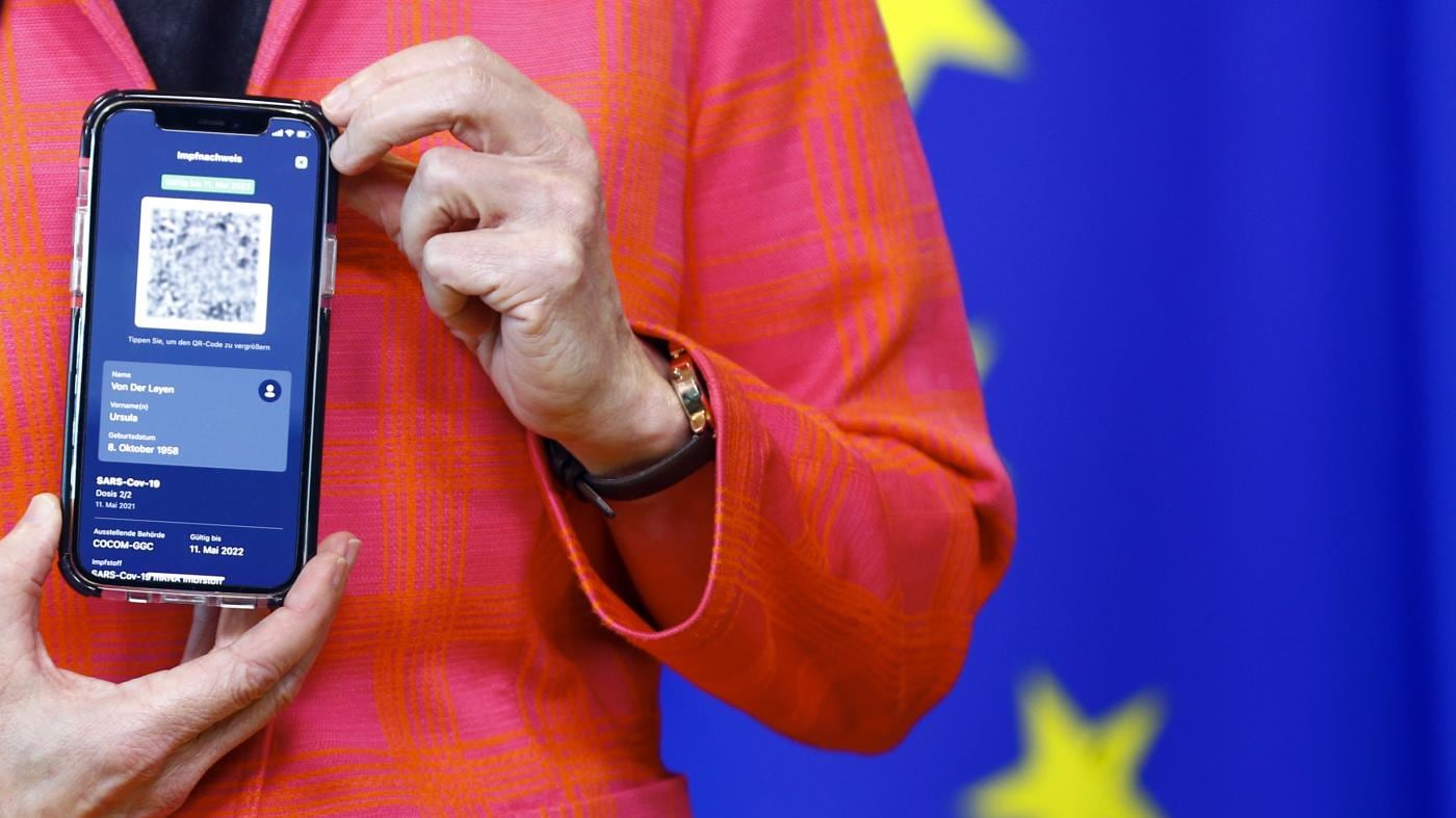 Draghi firma l'ok per il green pass: come ottenerlo, chi controlla e a cosa serve