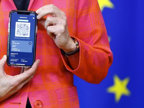 Draghi firma l'ok per il green pass: come ottenerlo, chi controlla e a cosa serve