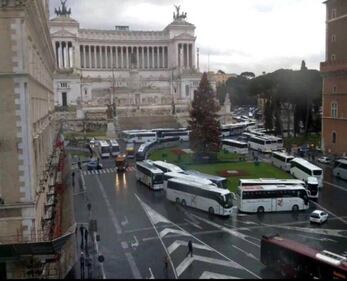 I bus turistici bloccano piazza Venezia 3