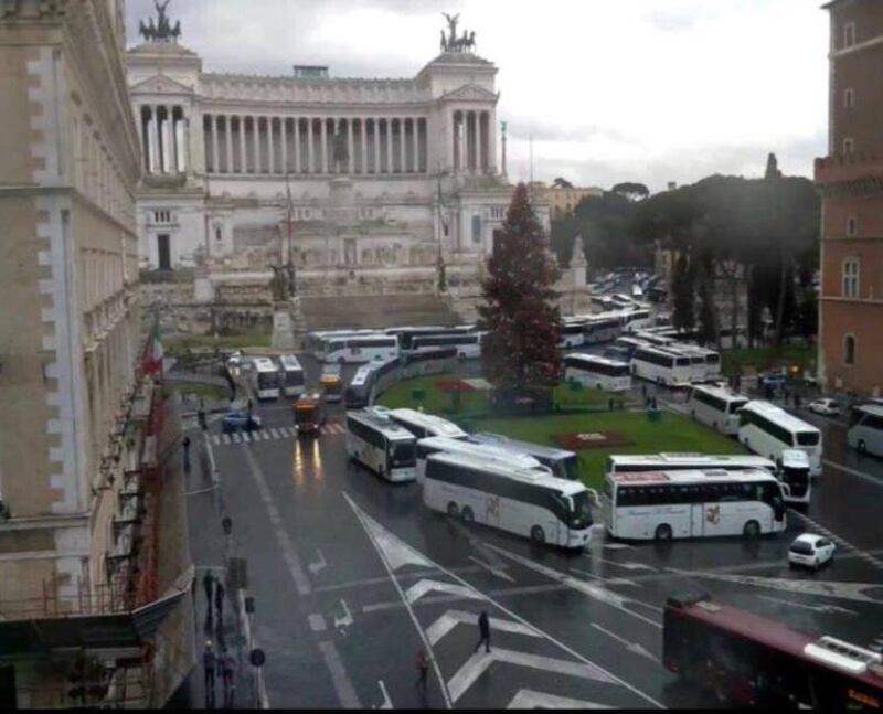 I bus turistici bloccano piazza Venezia 3