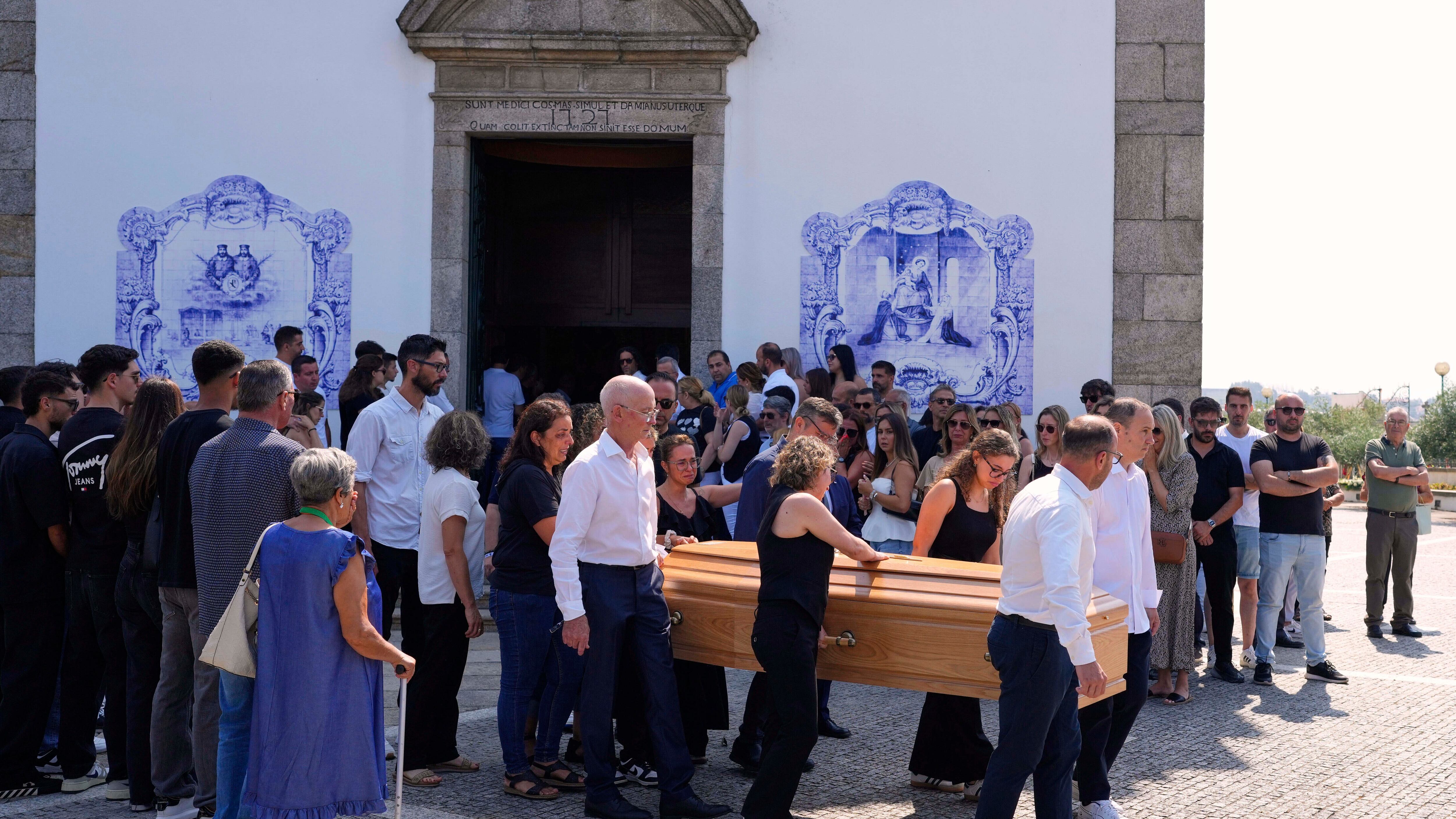 Lacrime e dolore ai funerali di Diogo Jota. Polemica per l'assenza di Cristiano Ronaldo