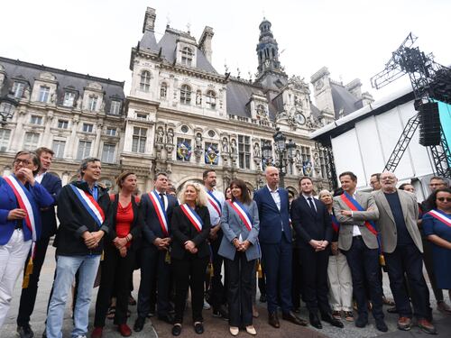 Mobilitazione dei sindaci. "Repubblica sotto attacco". Ultima sferzata a Macron