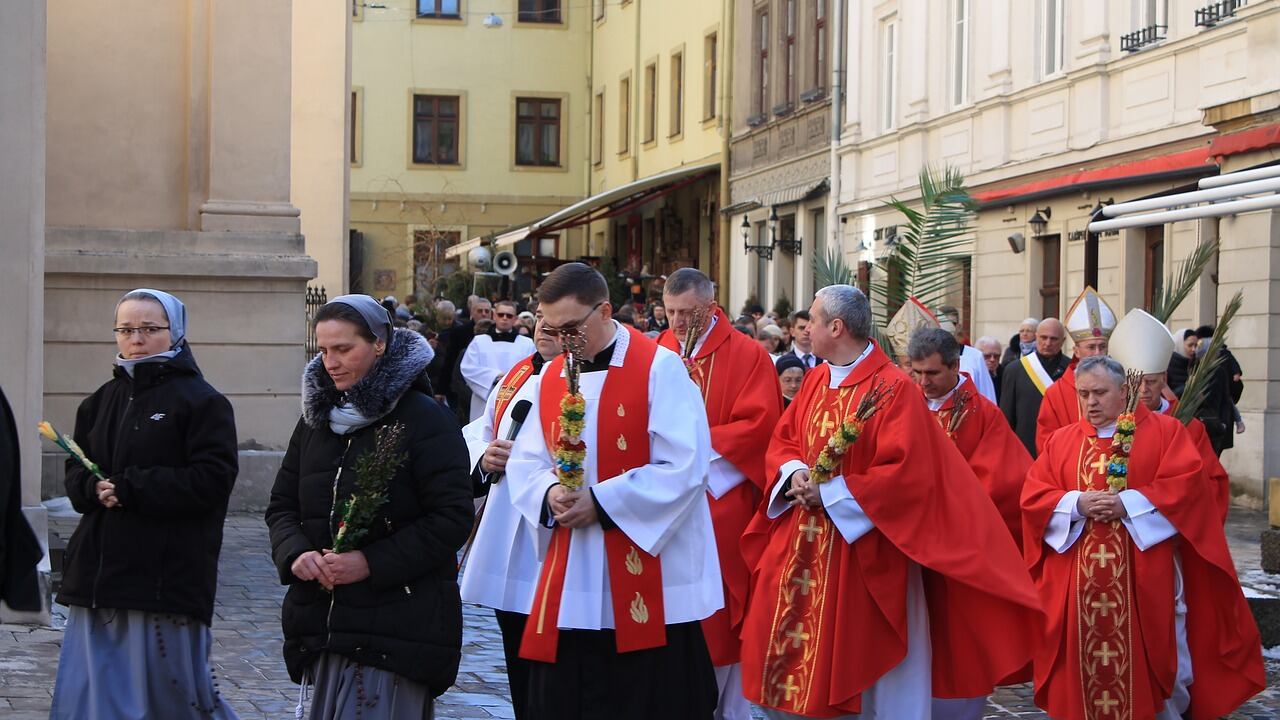 Ubriaco, piomba con l'auto sulla processione