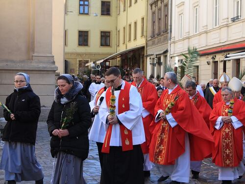 Cattolici tradizionalisti in processione a Rimini: "Ripariamo al Gay Pride"