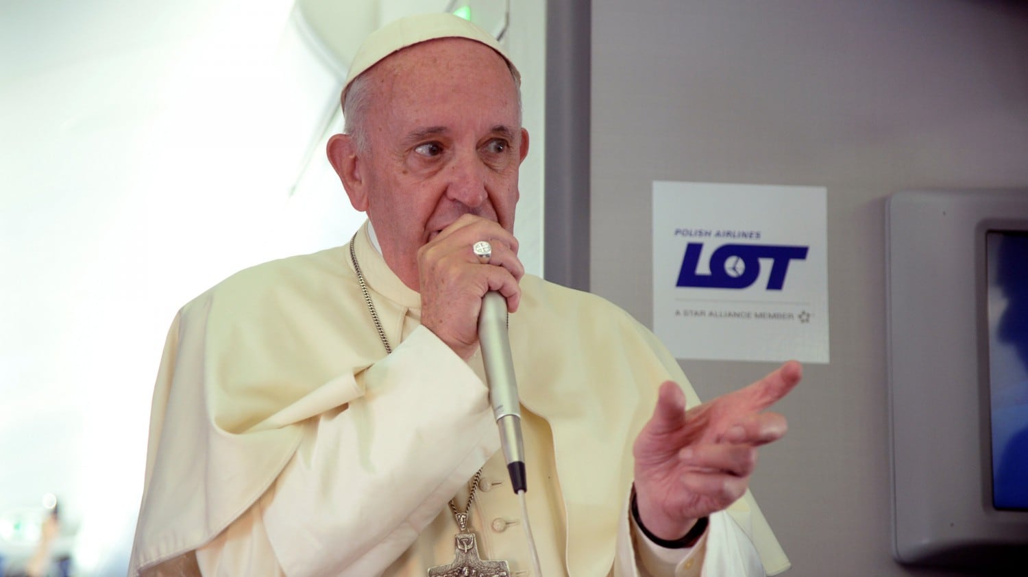 Papa Francesco: "Ingiusto identificare l'islam con il terrorismo e la violenza"
