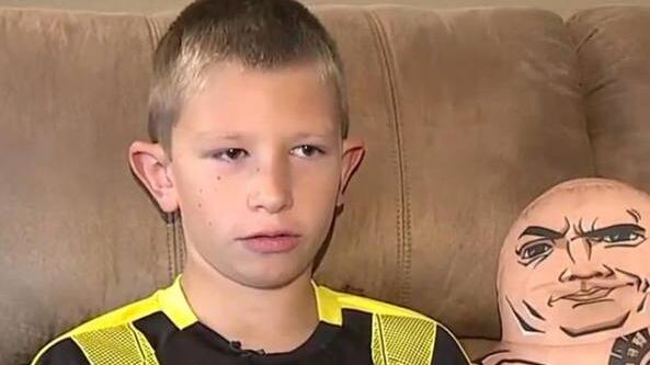 Usa, bambino-eroe salva il fratellino dall'annegamento imitando "The Rock"