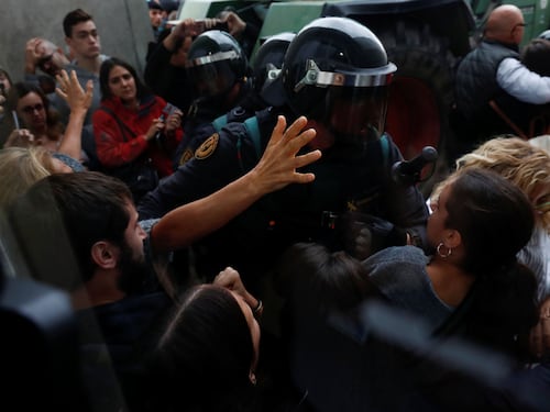 Catalogna, voto tra le violenze: "Più di 800 feriti negli scontri"