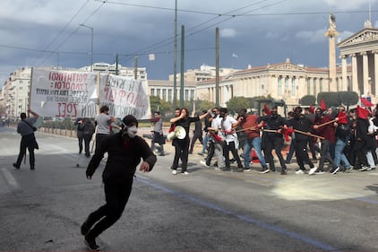 Gli scontri tra la polizia e i manifestanti ad Atene 5
