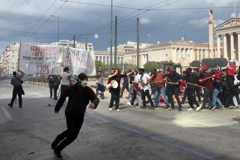 Gli scontri tra la polizia e i manifestanti ad Atene 5