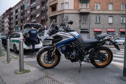 Ciclista investito da una moto a Milano: è gravissimo 11