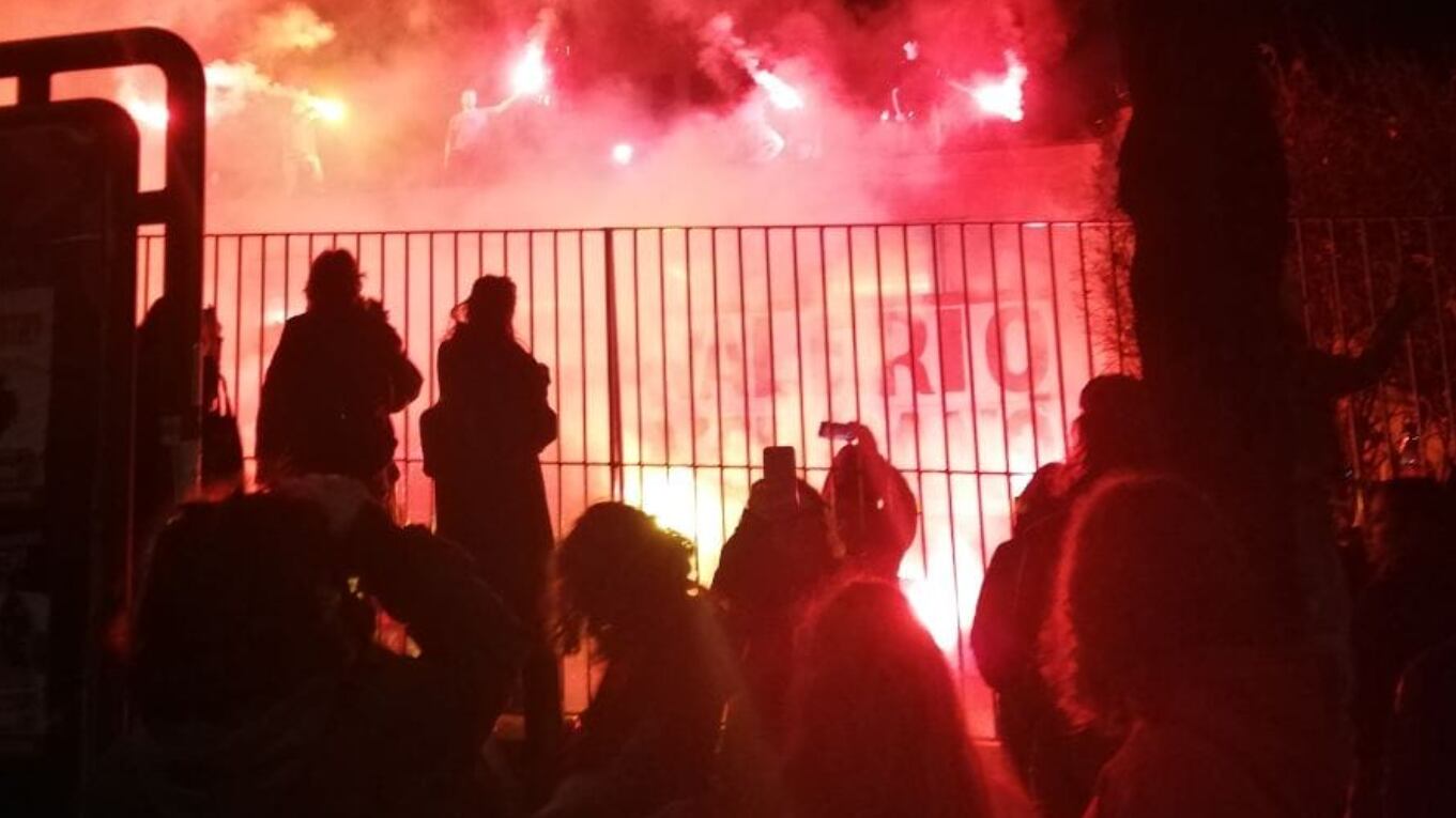 Bruciato nuovo fantoccio della Meloni: odio rosso senza freni