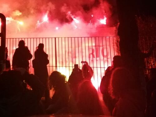 Bruciato nuovo fantoccio della Meloni: odio rosso senza freni