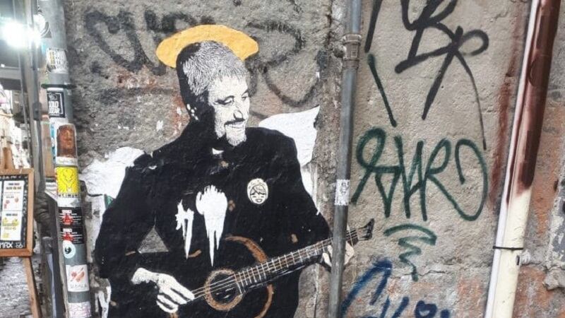 Immondizia davanti al murale di Pino Daniele nel giorno del compleanno