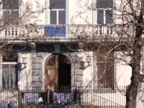 Stende il bucato sulla facciata del municipio: sanzionata anziana custode