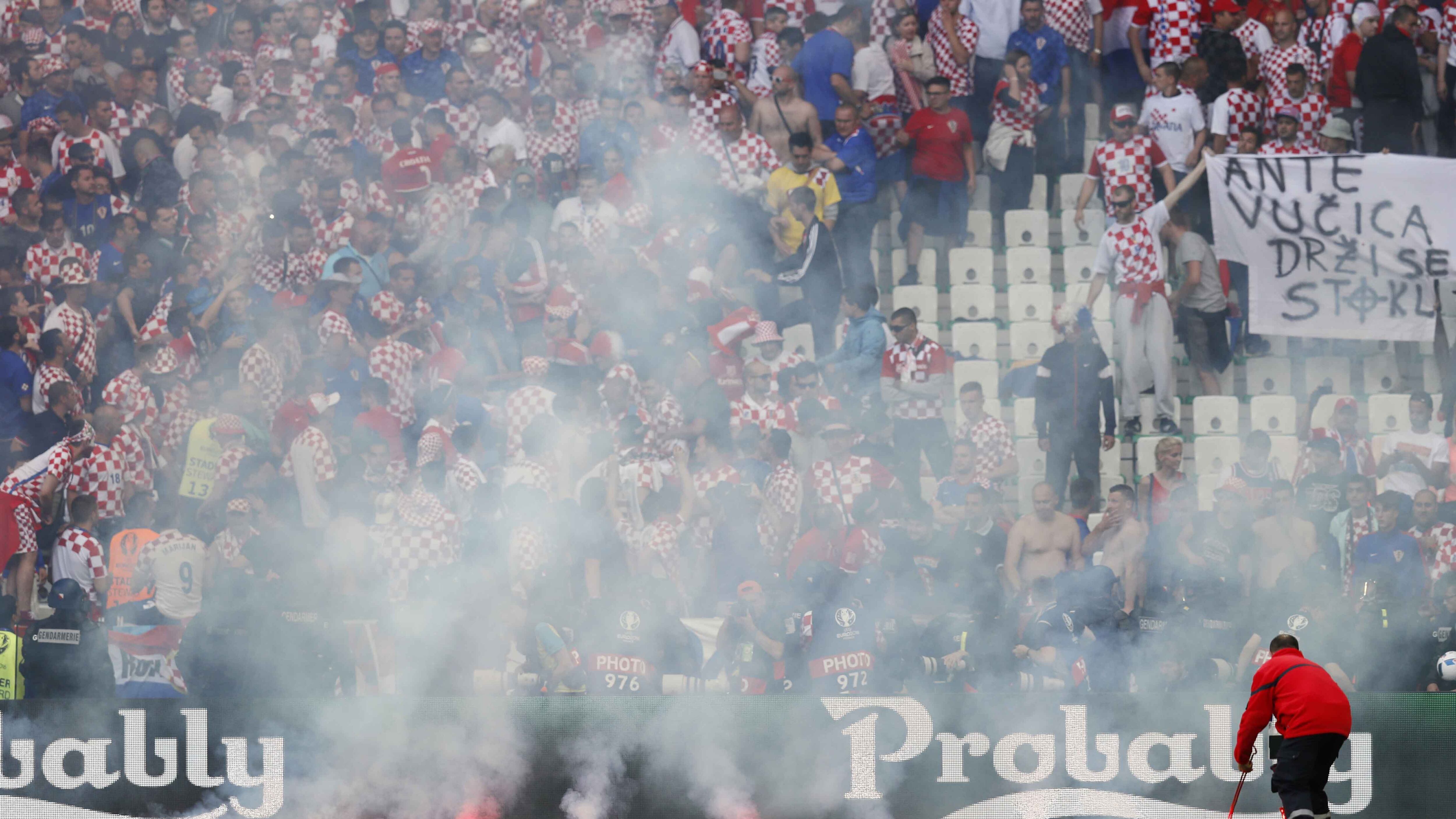 L'Uefa si fuma i fumogeni. Zero pugni agli ultras croati