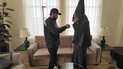 Kanye West indossa una tunica nera e un cappuccio ispirati al KKK con una collana con svastica e una maglietta di Sean Jean durante un'intervista con DJ Akademiks 4
