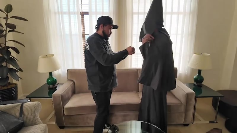 Kanye West indossa una tunica nera e un cappuccio ispirati al KKK con una collana con svastica e una maglietta di Sean Jean durante un'intervista con DJ Akademiks 4